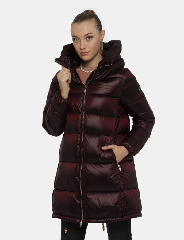 Piumino Yes Zee bordeaux - COMPOSIZIONE E VESTIBILITÀ:100% poliammidicaLa modella è alta 172 cm e indossa la taglia S. La ve