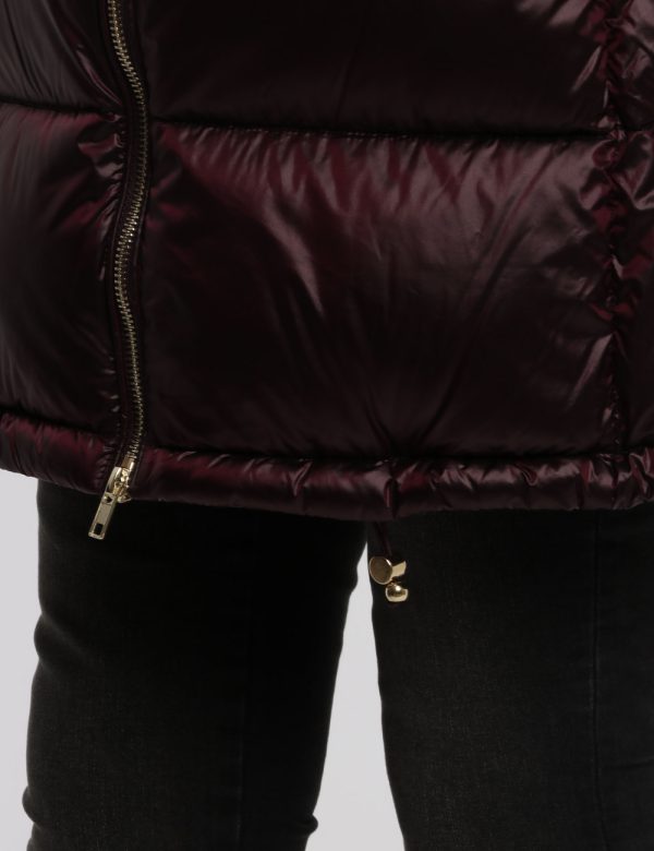 Piumino Yes Zee bordeaux - COMPOSIZIONE E VESTIBILITÀ:100% poliammidicaLa modella è alta 172 cm e indossa la taglia S. La ve