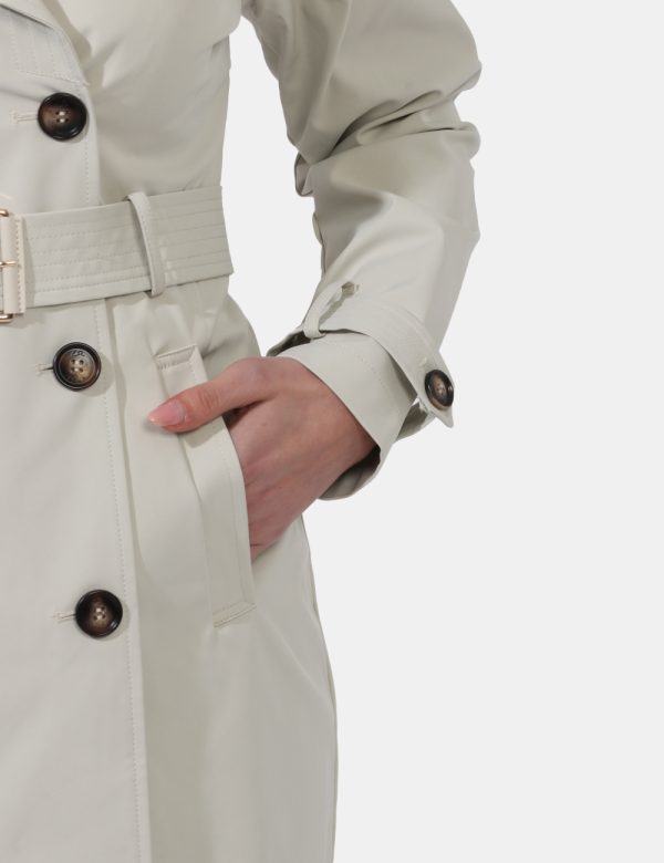 Giacca Yes Zee Beige - Giacca simil trench lunga in total beige. Presenti numerose tasche in taglio diverso più cinturini su