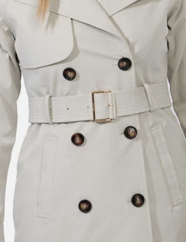 Giacca Yes Zee Beige - Giacca simil trench lunga in total beige. Presenti numerose tasche in taglio diverso più cinturini su