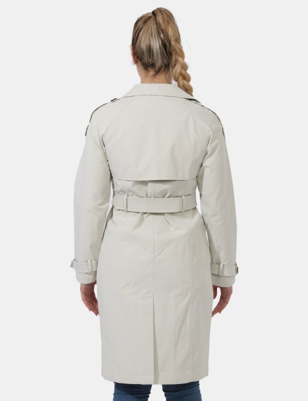 Giacca Yes Zee Beige - Giacca simil trench lunga in total beige. Presenti numerose tasche in taglio diverso più cinturini su
