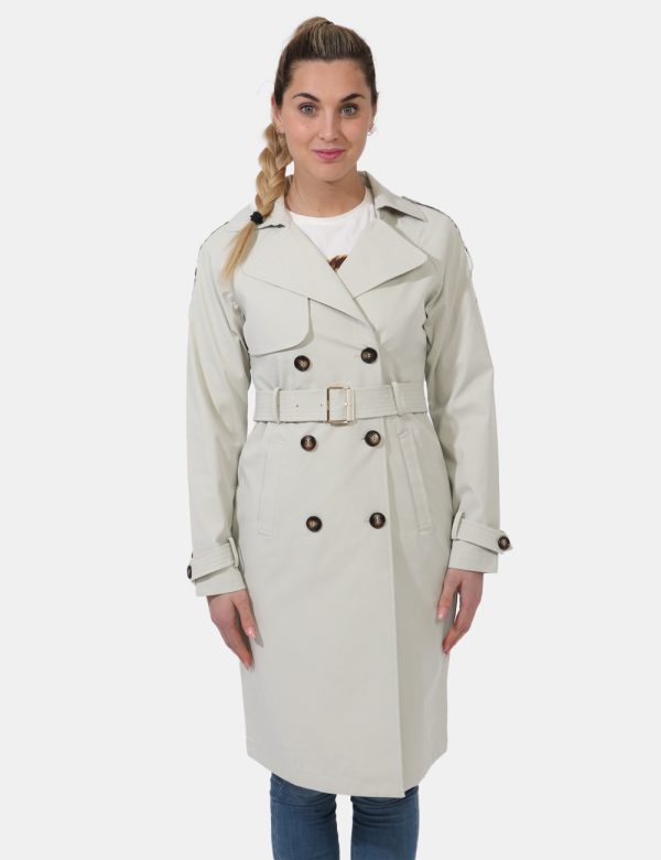Giacca Yes Zee Beige - Giacca simil trench lunga in total beige. Presenti numerose tasche in taglio diverso più cinturini su