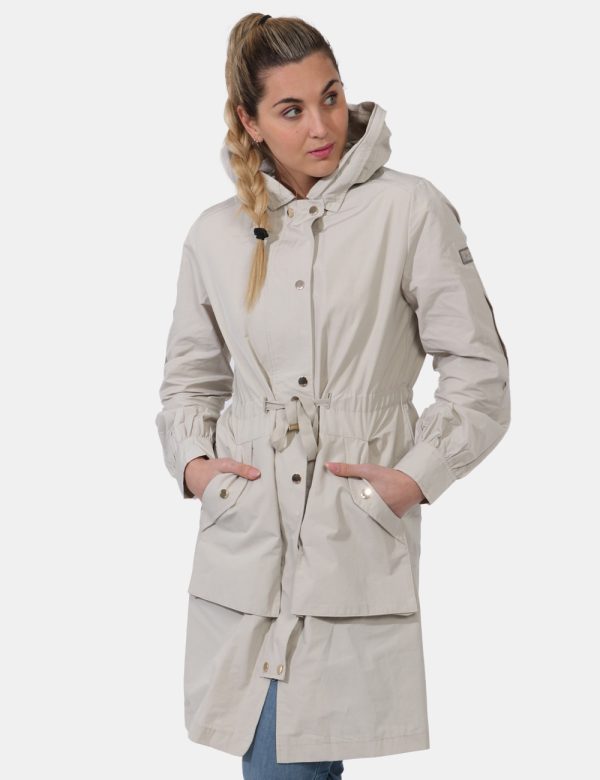 Giacca Yes Zee Beige - Giacca con cappuccio simil trench lunga in total beige. Presenti numerose tasche in taglio diverso. L