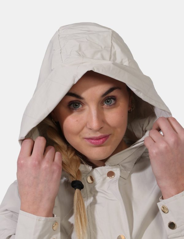 Giacca Yes Zee Beige - Giacca con cappuccio simil trench lunga in total beige. Presenti numerose tasche in taglio diverso. L