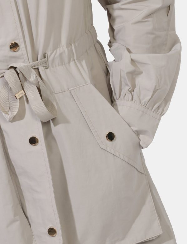 Giacca Yes Zee Beige - Giacca con cappuccio simil trench lunga in total beige. Presenti numerose tasche in taglio diverso. L