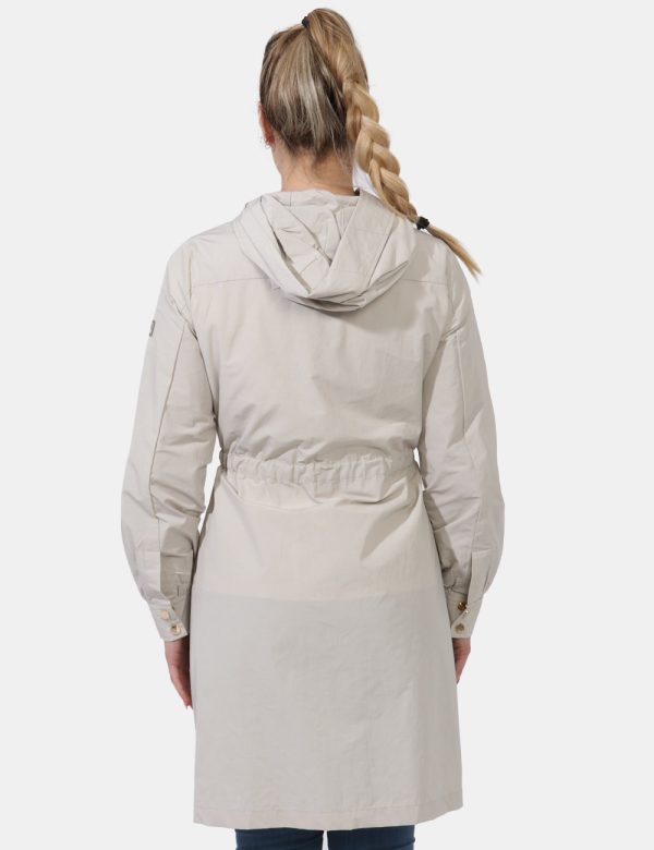 Giacca Yes Zee Beige - Giacca con cappuccio simil trench lunga in total beige. Presenti numerose tasche in taglio diverso. L