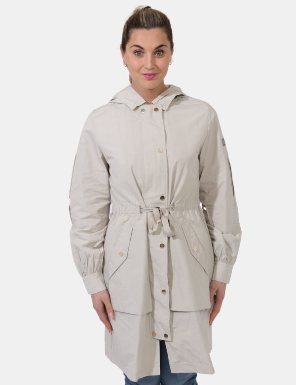 Giacca Yes Zee Beige - Giacca con cappuccio simil trench lunga in total beige. Presenti numerose tasche in taglio diverso. L