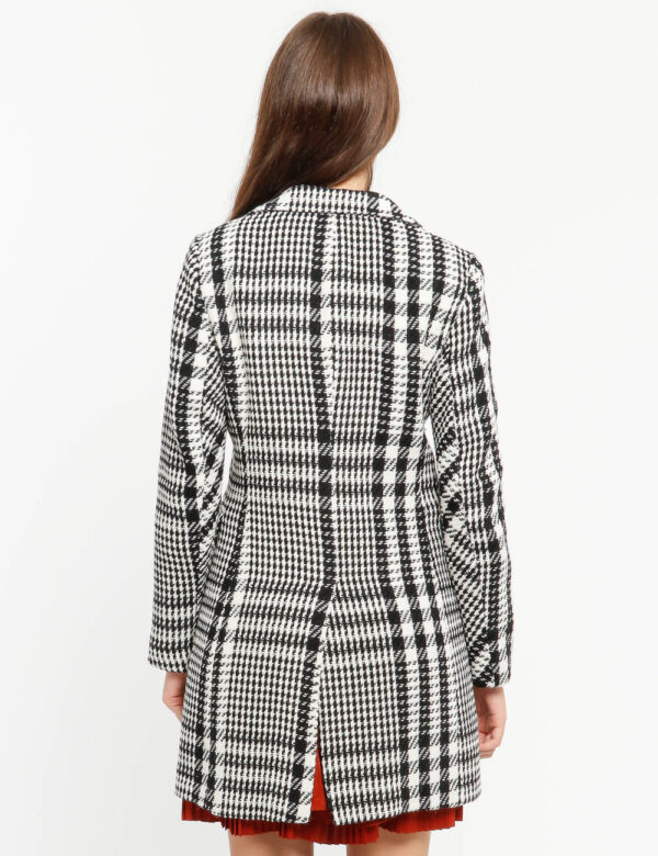 Cappotto Vougue con tasche finte - 20% lana 17% poliestere 58% acrilico 5% elastinaLa modella indossa la taglia S ed è alta