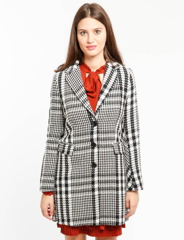 Cappotto Vougue con tasche finte - 20% lana 17% poliestere 58% acrilico 5% elastinaLa modella indossa la taglia S ed è alta