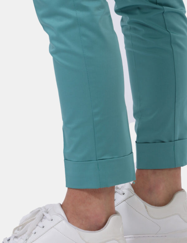Pantaloni Caractere Verde - Pantaloni eleganti in total verde acqua. Presenti tasche a taglio trasversale e risvoltino. La v