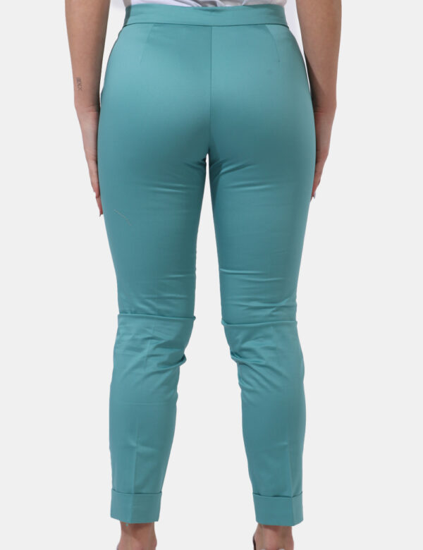 Pantaloni Caractere Verde - Pantaloni eleganti in total verde acqua. Presenti tasche a taglio trasversale e risvoltino. La v