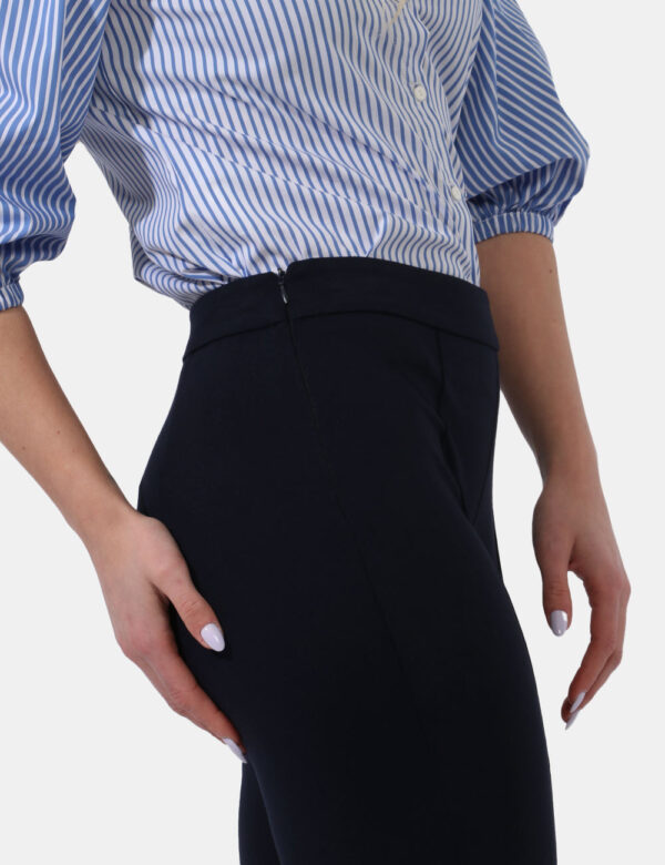 Pantaloni Caractere Blu - Pantaloni eleganti in total blu navy. La vestibilità è morbida e pratica grazie a zip laterale. I