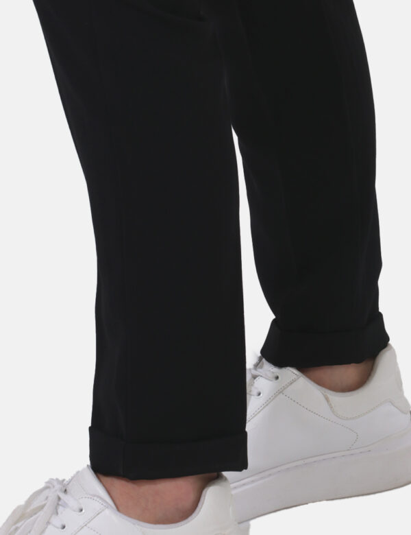 Pantaloni Caractere Nero - Pantaloni eleganti in total nero. Presenti tasche a taglio trasversale e risvoltino. La vestibili