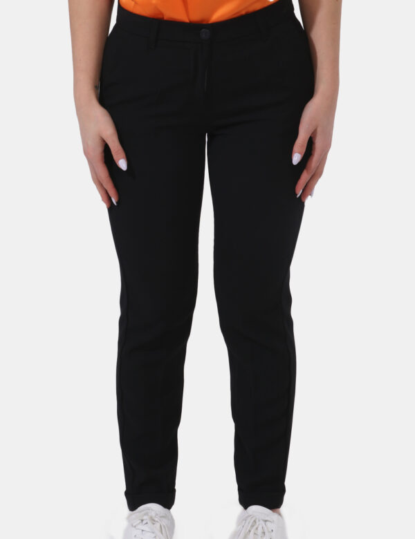 Pantaloni Caractere Nero - Pantaloni eleganti in total nero. Presenti tasche a taglio trasversale e risvoltino. La vestibili
