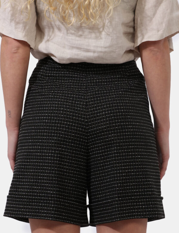 Shorts Caractere Nero - Shorts su base nera con fantasia allover quadrettata in fibra metallica. Presenti tasche a taglio tr