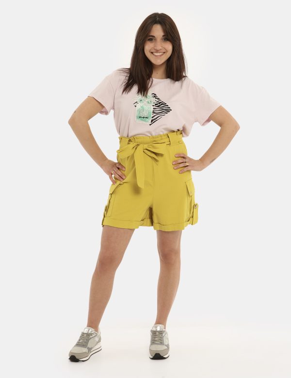 Short Yes Zee giallo - COMPOSIZIONE E VESTIBILITÀ:93% viscosa 7% poliestereLa modella è alta 161 cm e indossa la taglia S. L