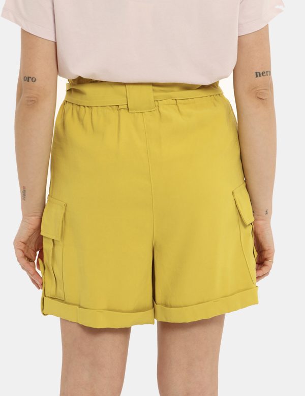 Short Yes Zee giallo - COMPOSIZIONE E VESTIBILITÀ:93% viscosa 7% poliestereLa modella è alta 161 cm e indossa la taglia S. L