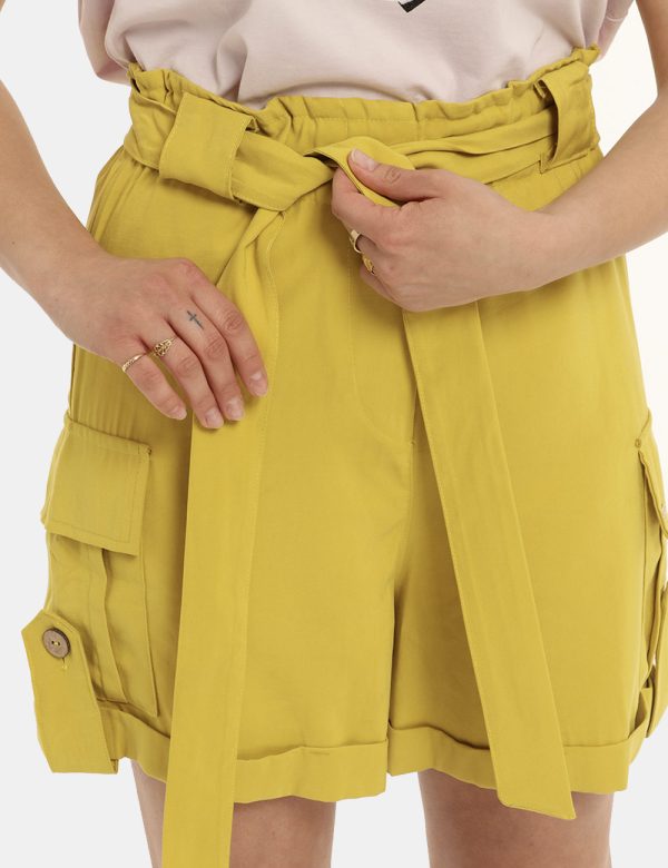 Short Yes Zee giallo - COMPOSIZIONE E VESTIBILITÀ:93% viscosa 7% poliestereLa modella è alta 161 cm e indossa la taglia S. L