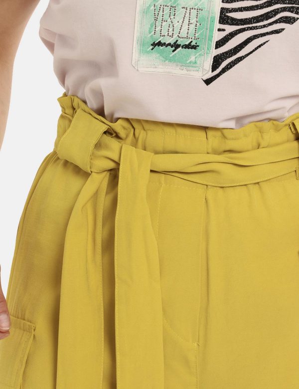 Short Yes Zee giallo - COMPOSIZIONE E VESTIBILITÀ:93% viscosa 7% poliestereLa modella è alta 161 cm e indossa la taglia S. L