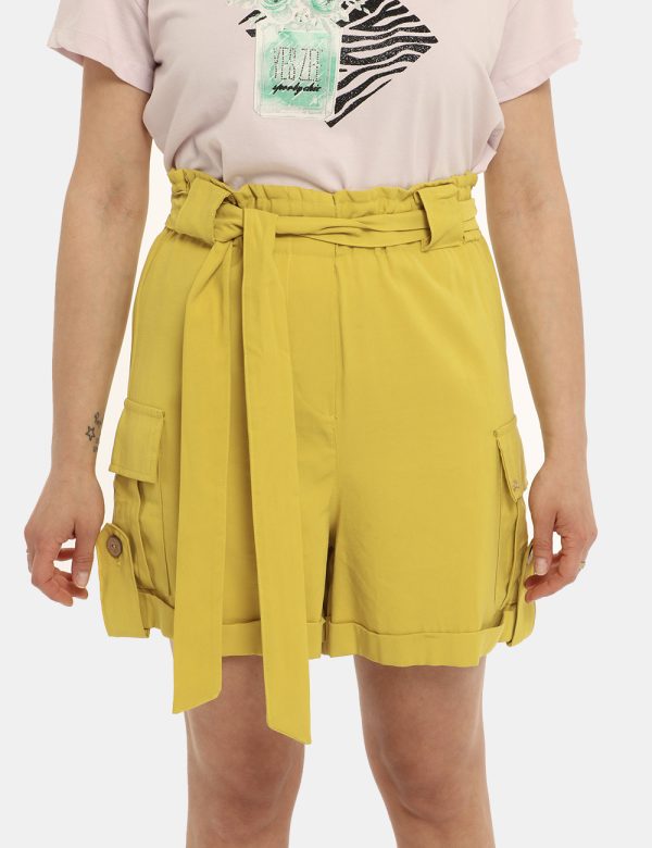 Short Yes Zee giallo - COMPOSIZIONE E VESTIBILITÀ:93% viscosa 7% poliestereLa modella è alta 161 cm e indossa la taglia S. L