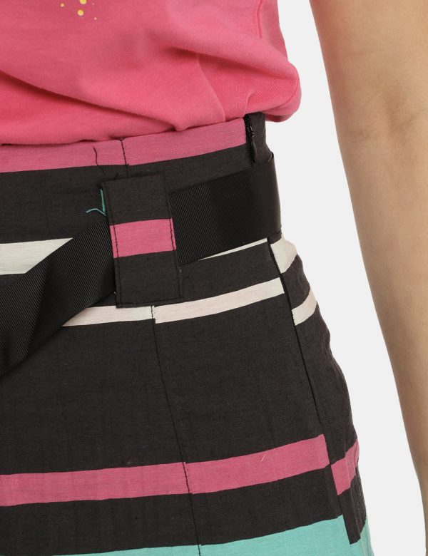 Short Yes Zee fantasia rigata - COMPOSIZIONE E VESTIBILITÀ:40% cotone 48% lino 12% poliammidicaLa modella è alta 161 cm e in