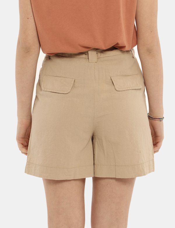 Short Yes Zee beige - COMPOSIZIONE E VESTIBILITÀ:55% lino 45% cotonemodella e vestibilità.CONSIGLI DI STILE:Short in total b