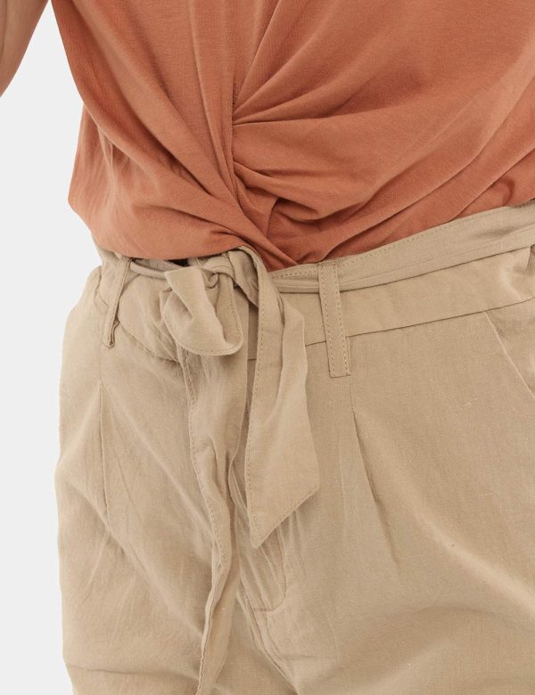 Short Yes Zee beige - COMPOSIZIONE E VESTIBILITÀ:55% lino 45% cotonemodella e vestibilità.CONSIGLI DI STILE:Short in total b