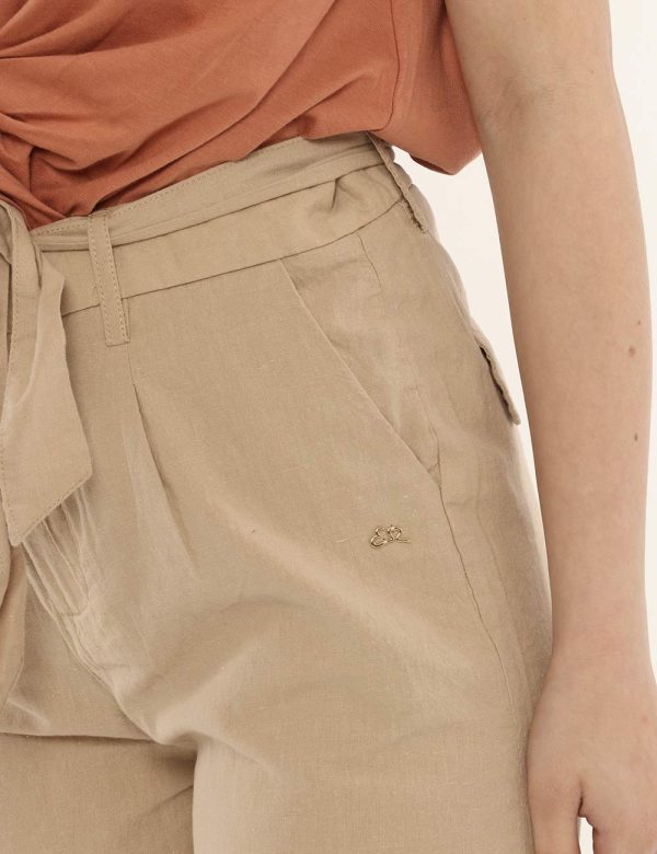 Short Yes Zee beige - COMPOSIZIONE E VESTIBILITÀ:55% lino 45% cotonemodella e vestibilità.CONSIGLI DI STILE:Short in total b