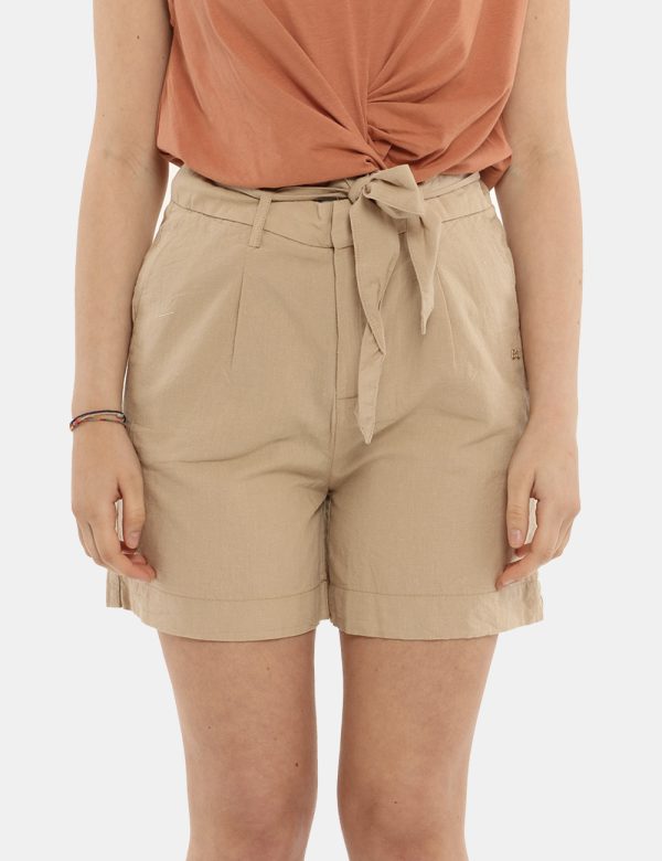 Short Yes Zee beige - COMPOSIZIONE E VESTIBILITÀ:55% lino 45% cotonemodella e vestibilità.CONSIGLI DI STILE:Short in total b