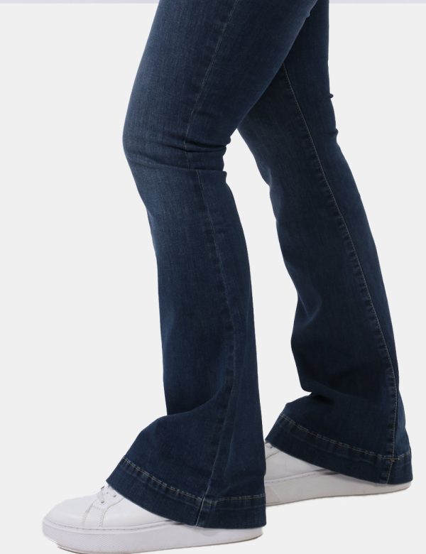 Jeans Yes Zee Jeans - Jeans con gamba a zampa, in total blu denim con tasche sagomate sul fronte e tasche a toppa sul retro.