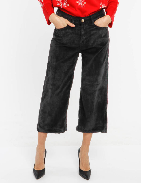 Pantalone Yes Zee a coste - 90% poliestere 8% nylon 2% elastinaLa modella indossa la taglia 27 ed è alta 178 cm e la vestibi