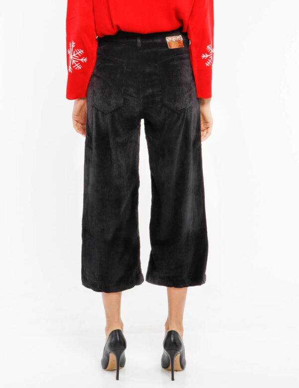 Pantalone Yes Zee a coste - 90% poliestere 8% nylon 2% elastinaLa modella indossa la taglia 27 ed è alta 178 cm e la vestibi