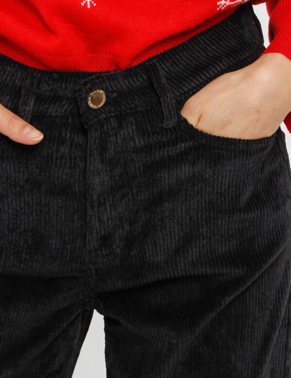 Pantalone Yes Zee a coste - 90% poliestere 8% nylon 2% elastinaLa modella indossa la taglia 27 ed è alta 178 cm e la vestibi