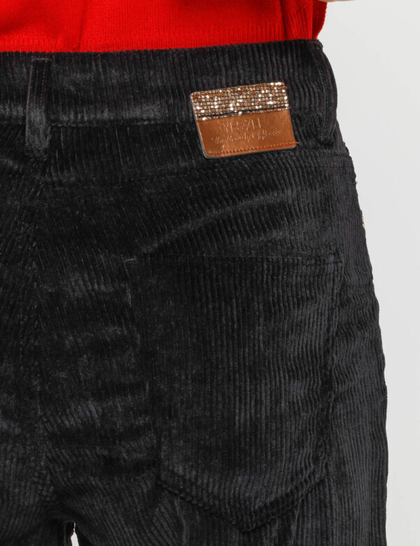 Pantalone Yes Zee a coste - 90% poliestere 8% nylon 2% elastinaLa modella indossa la taglia 27 ed è alta 178 cm e la vestibi