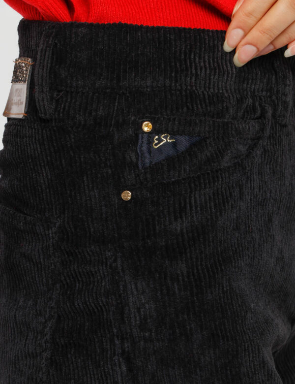 Pantalone Yes Zee a coste - 90% poliestere 8% nylon 2% elastinaLa modella indossa la taglia 27 ed è alta 178 cm e la vestibi