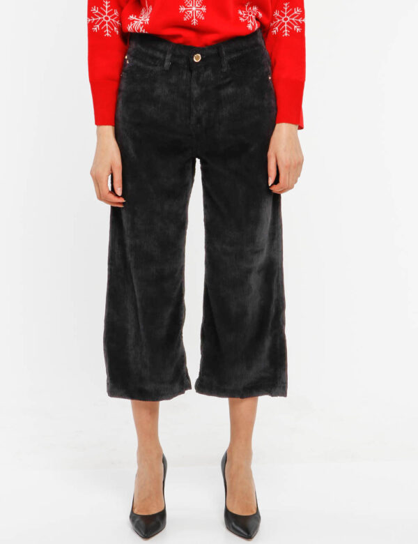 Pantalone Yes Zee a coste - 90% poliestere 8% nylon 2% elastinaLa modella indossa la taglia 27 ed è alta 178 cm e la vestibi