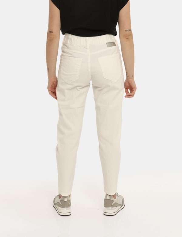Jeans Yes Zee bianco - COMPOSIZIONE E VESTIBILITÀ:98% cotone 2% elastaneLa modella è alta 161 cm e indossa la taglia 27 US.