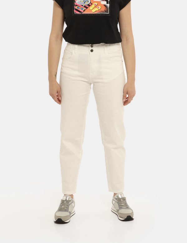 Jeans Yes Zee bianco - COMPOSIZIONE E VESTIBILITÀ:98% cotone 2% elastaneLa modella è alta 161 cm e indossa la taglia 27 US.