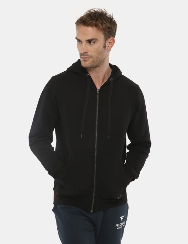 Felpa Concept83 con zip e cappuccio - 65% cotone 35% poliestereIl modello indossa la taglia L ed è alto 184 cm e la vestibil