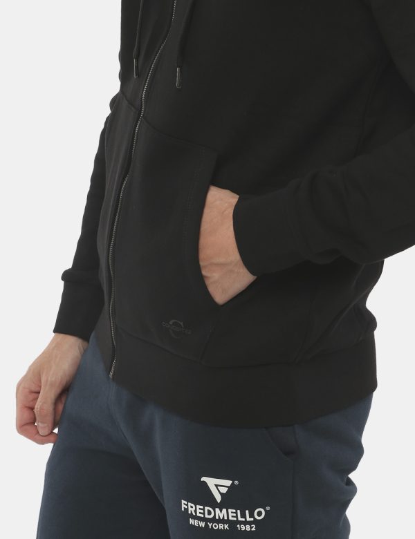 Felpa Concept83 con zip e cappuccio - 65% cotone 35% poliestereIl modello indossa la taglia L ed è alto 184 cm e la vestibil