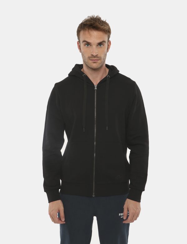 Felpa Concept83 con zip e cappuccio - 65% cotone 35% poliestereIl modello indossa la taglia L ed è alto 184 cm e la vestibil