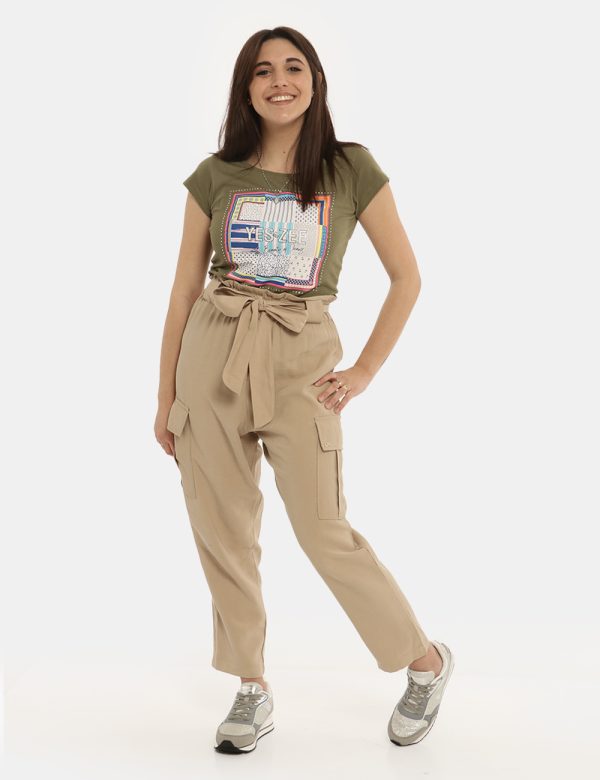 Pantalone Yes Zee beige - COMPOSIZIONE E VESTIBILITÀ:93% viscosa 7% poliestereLa modella è alta 161 cm e indossa la taglia S