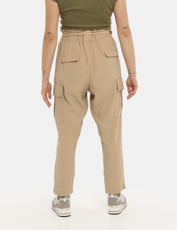 Pantalone Yes Zee beige - COMPOSIZIONE E VESTIBILITÀ:93% viscosa 7% poliestereLa modella è alta 161 cm e indossa la taglia S