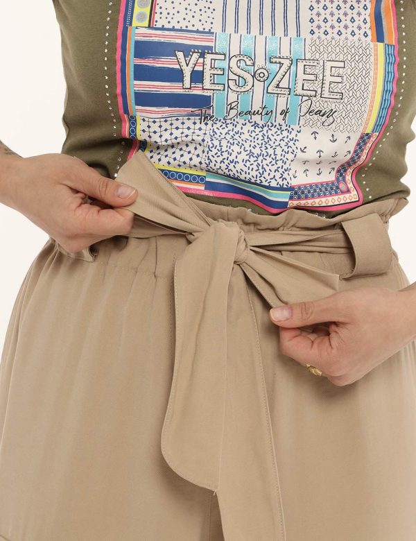 Pantalone Yes Zee beige - COMPOSIZIONE E VESTIBILITÀ:93% viscosa 7% poliestereLa modella è alta 161 cm e indossa la taglia S