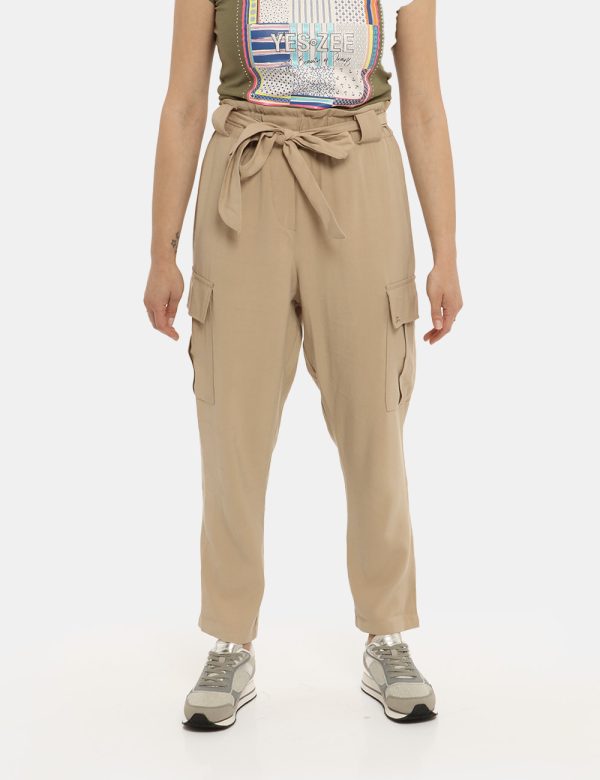 Pantalone Yes Zee beige - COMPOSIZIONE E VESTIBILITÀ:93% viscosa 7% poliestereLa modella è alta 161 cm e indossa la taglia S