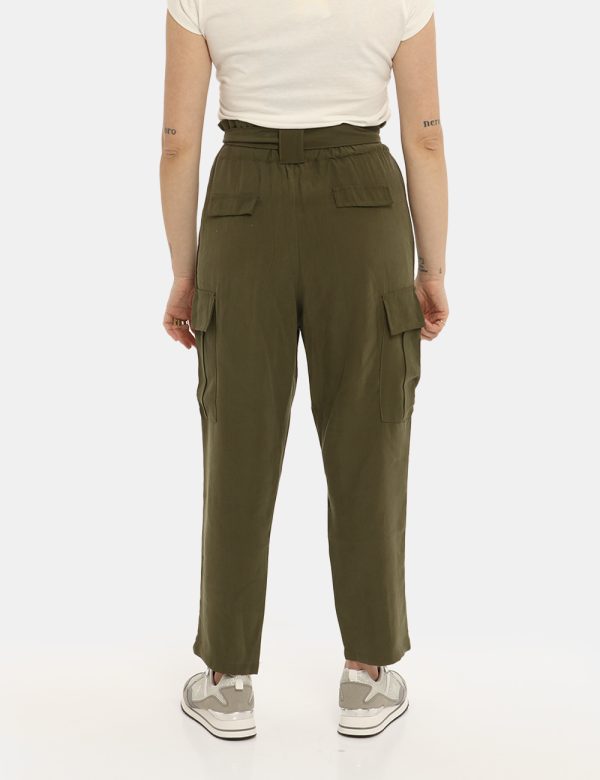 Pantalone Yes Zee verde militare - COMPOSIZIONE E VESTIBILITÀ:93% viscosa 7% poliestereLa modella è alta 161 cm e indossa la