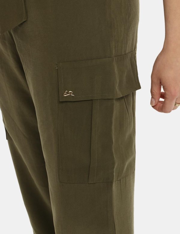 Pantalone Yes Zee verde militare - COMPOSIZIONE E VESTIBILITÀ:93% viscosa 7% poliestereLa modella è alta 161 cm e indossa la