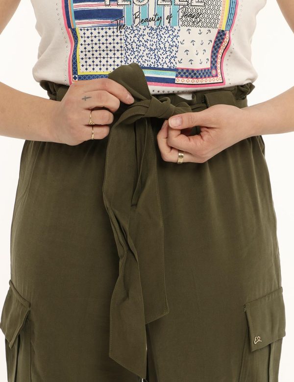 Pantalone Yes Zee verde militare - COMPOSIZIONE E VESTIBILITÀ:93% viscosa 7% poliestereLa modella è alta 161 cm e indossa la