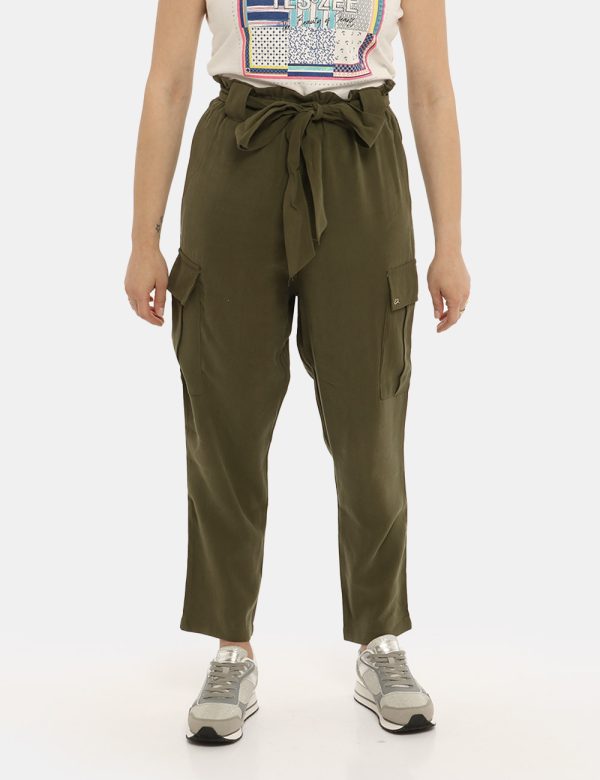 Pantalone Yes Zee verde militare - COMPOSIZIONE E VESTIBILITÀ:93% viscosa 7% poliestereLa modella è alta 161 cm e indossa la