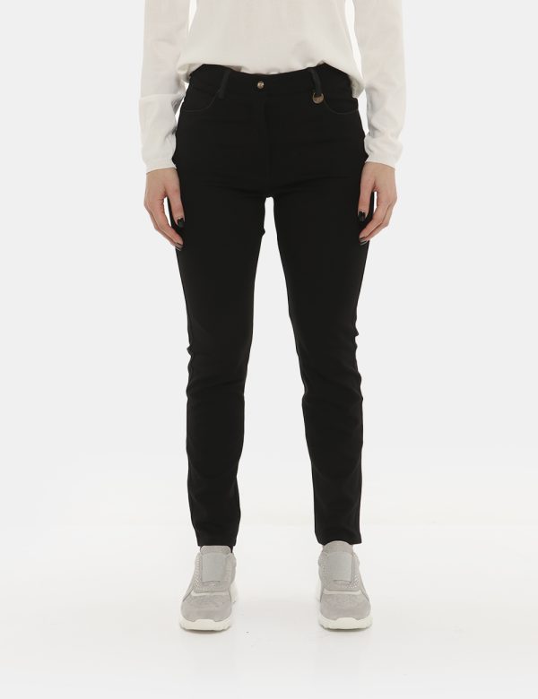 Pantalone Yes Zee nero - COMPOSIZIONE E VESTIBILITÀ:65% viscosa 30% poliammidica 5% elastaneLa modella è alta 170 cm e indos